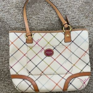 Coach purse! No stains or rips. Smoke, bug, and pet free home.